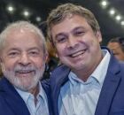 Deputado federal Lindbergh Farias, l&iacute;der do PT na C&acirc;mara, ao lado de Lula. 