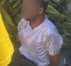 O suspeito amarrado ap&oacute;s esfaquear colega. 