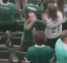 Torcedor do palmeiras fazendo gestos.