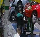 Momento em que mec&acirc;nicos discutem em oficina do Recife.