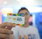 Garoto segurando cart&atilde;o do P&eacute;-de-Meia.