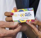 Lula e mulher segurando cart&atilde;o do P&eacute;-de-Meia.