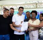 Prefeito de Camaragibe, Diego Cabral, ap&oacute;s assinar ordem de servi&ccedil;o.