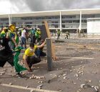 Pra&ccedil;a dos Tr&ecirc;s Poderes destru&iacute;das durante atos do 8 de janeiro.