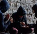 Governo Estadual: pessoas consumindo drogas.