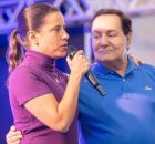 Raquel Lyra abra&ccedil;ada com o seu aliado, Izaias R&eacute;gis.