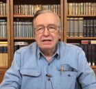 Escritor e Fil&oacute;sofo Ol&aacute;vo de Carvalho.