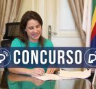 Governadora de Pernambuco, Raquel Lyra assinando documento. 