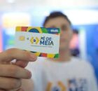 Estudante com cart&atilde;o do P&eacute;-de-meia, programa do governo Federal.