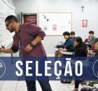 Professor ensinando alunos. 