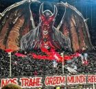 Torcedores do Kaiserslautern exibem a imagem do diabo sobre um pentagrama. 