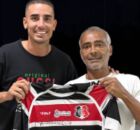Thiago Galhardo presenteia Rom&aacute;rio com camisa autografada do Santa Cruz