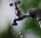 Torneira saindo &aacute;gua. 