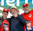Presidente Lula e integrantes do MST.