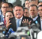 Ex-presidente Bolsonaro ao lado de aliados