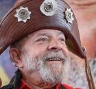 Presidente Lula com chapeu de couro na cabe&ccedil;a.