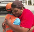 Entregador abra&ccedil;ando comerciante ap&oacute;s devolver dinheiro perdido.