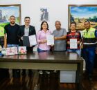 Prefeita Elcione assina lei que isenta taxas para taxistas e kombeiros.