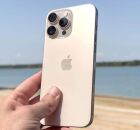 Iphone 16 pro max sendo segurado por uma pessoa.