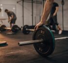 Fisiculturistas em academia.