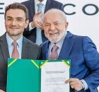 Ministro Celso Sabino, do Turismo, ao lado de Lula.