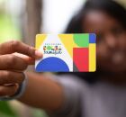 Mulher segurando cart&atilde;o do Bolsa Fam&iacute;lia.