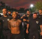 MC Poze sendo levado &agrave; delegacia.