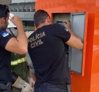 Policiais averiguando furto, identificado pela Neoenergia.