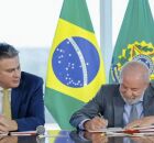 Lula, chefe do governo Federal, ao lado do ministro Camilo Santana.