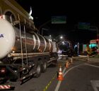 Opera&ccedil;&atilde;o da Compesa com caminh&atilde;o de limpeza.