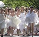 Mulheres na Let&ocirc;nia com vestidos de noiva.