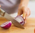 Pessoa cortando cebola.