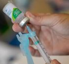 Pernambuco: profissional prestes a aplicar vacina.