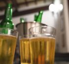 Copos de cerveja, bebida feita de &aacute;lcool.