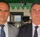 Eduardo Bolsonaro ao lado do pai. 