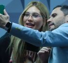 Senador tirando foto com a influenciadora. 