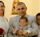 Adolescente ao lado da fam&iacute;lia que ele matou.