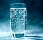 &Aacute;gua com ou sem g&aacute;s: entenda as diferen&ccedil;as e impactos no corpo