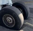 Roda do avi&atilde;o da Azul atolado na pista.