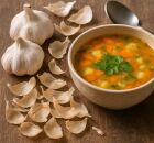 Cascas de alho d&atilde;o um sabor especial a caldos e sopas  aproveite esse ingrediente que voc&ecirc; costumava descartar.