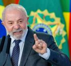 Lula assina reajuste salarial de servidores federais; medida pode chegar a R$ 17,9 bi em 2025.