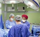 M&eacute;dicos e equipe realizando procedimento.