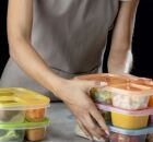 Pessoa armazenando alimentos em potes.