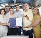 Mano Medeiros ao lado de Raquel e outros em assinatura de OS.