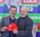 Governo: Lula ao lado de agente da PRF.