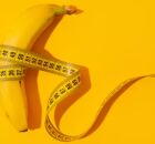 Banana com fita m&eacute;trica em alus&atilde;o aos usu&aacute;rios.