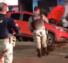 Carro em que homem procurado por homic&iacute;dio estava.