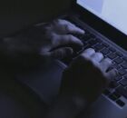 Ibura: pessoa mexendo em notebook.