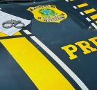 Carro da PRF onde idoso foragido foi levado.