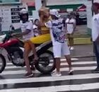 Integrantes de organizada do Santa Cruz tirando camisa da Jovem de mulher.